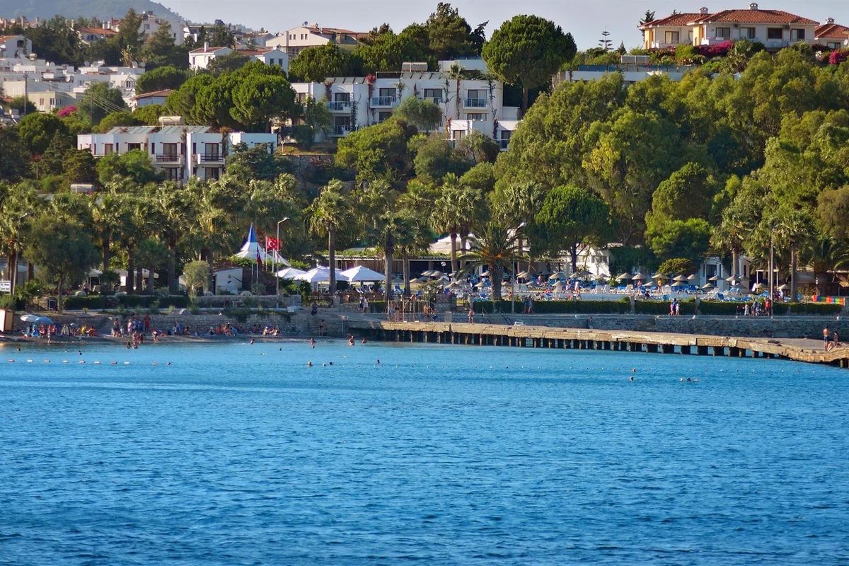 basen, teren hotelu, plaża