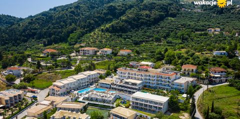 teren hotelu, basen, góry