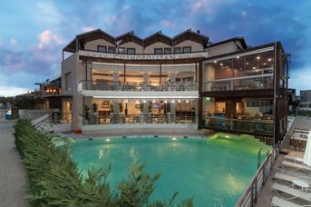 Cosmopolitan (Paralia)