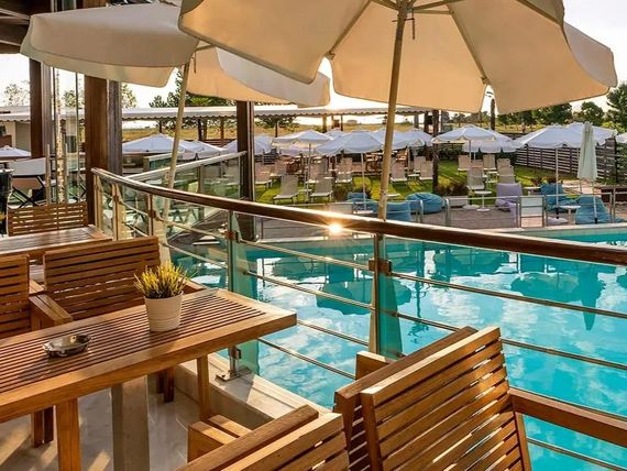 teren hotelu, basen, pool bar