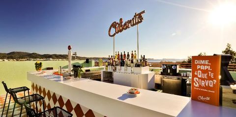 teren hotelu, drink bar, góry