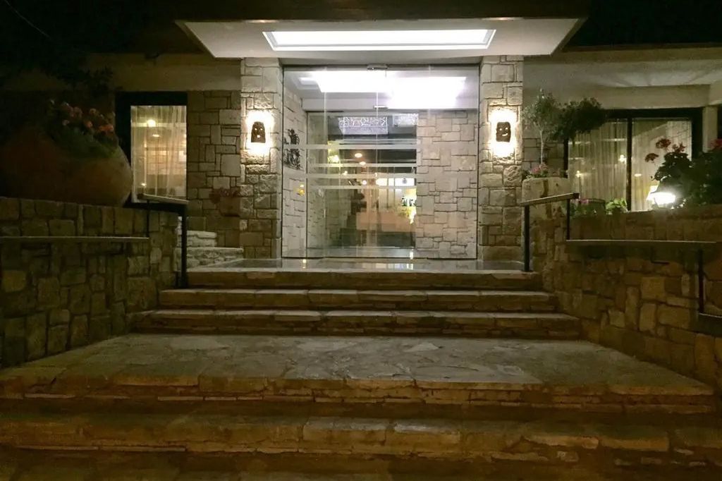 Dionysos Central - teren hotelu