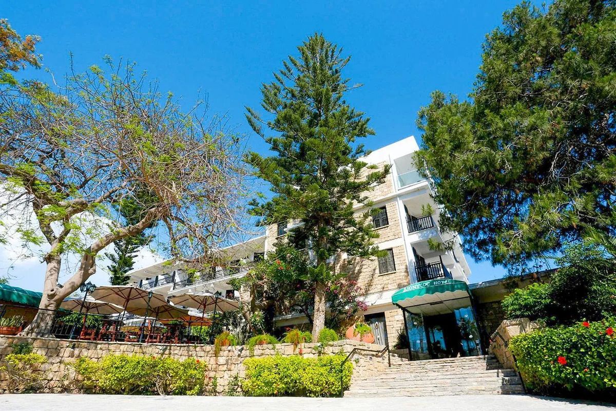 Dionysos Central - teren hotelu