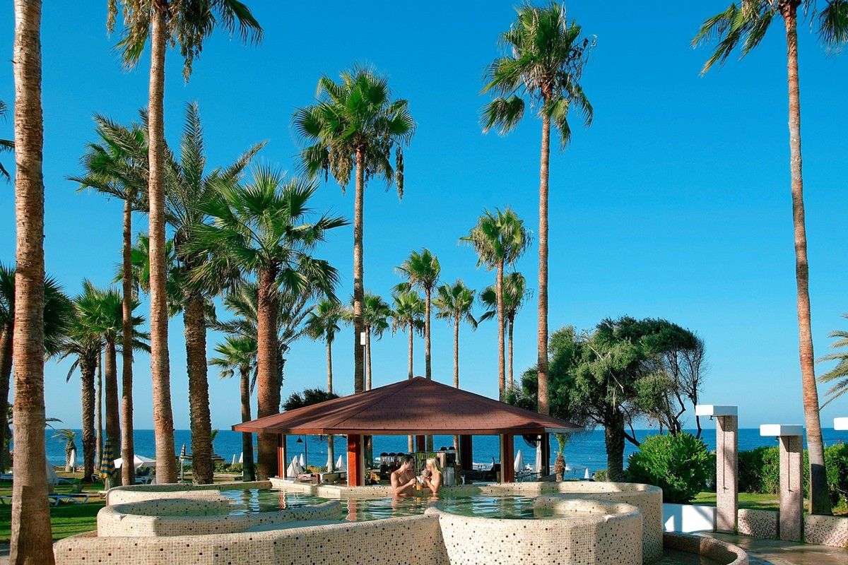 Leonardo Plaza Cypria Maris Beach & Spa - pool bar