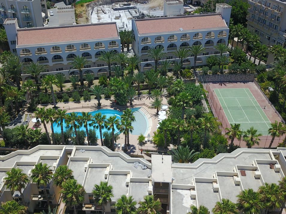 teren hotelu, basen, korty tenisowe