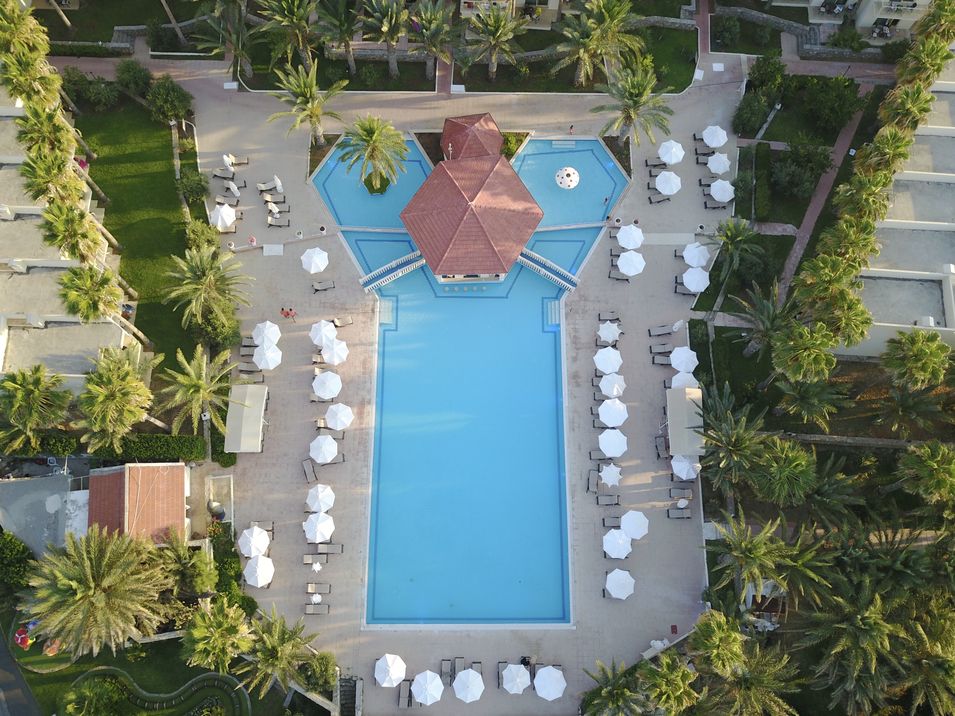 teren hotelu, basen, pool bar