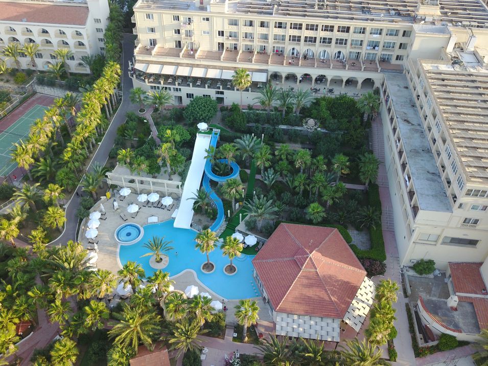 teren hotelu, zjeżdżalnia, pool bar