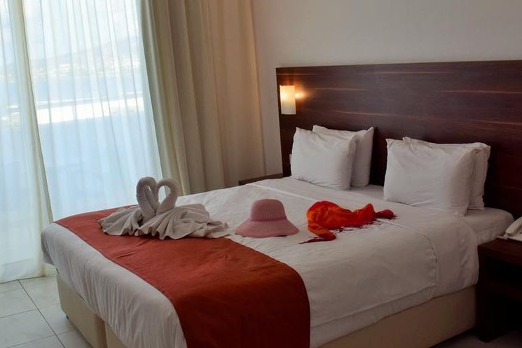 Theo Sunset Bay Holiday Village - pokój