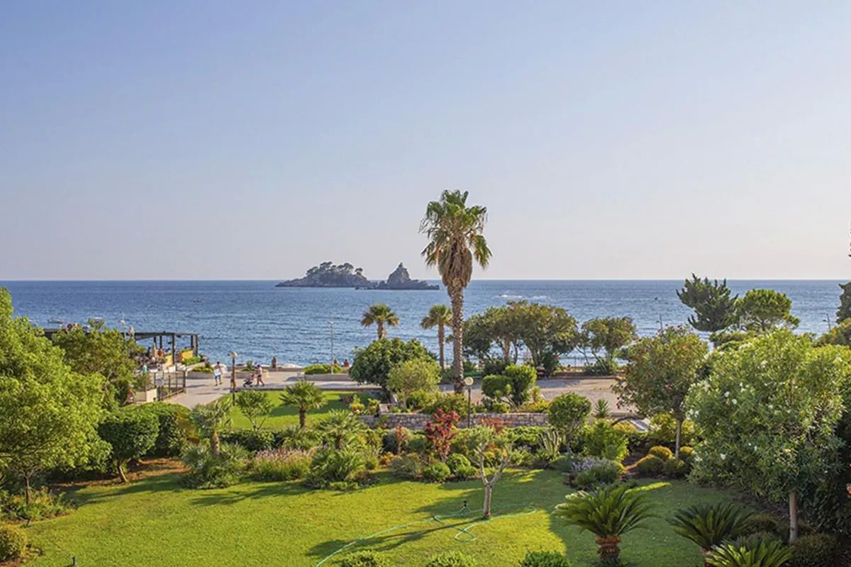 Palas (Petrovac) - teren hotelu