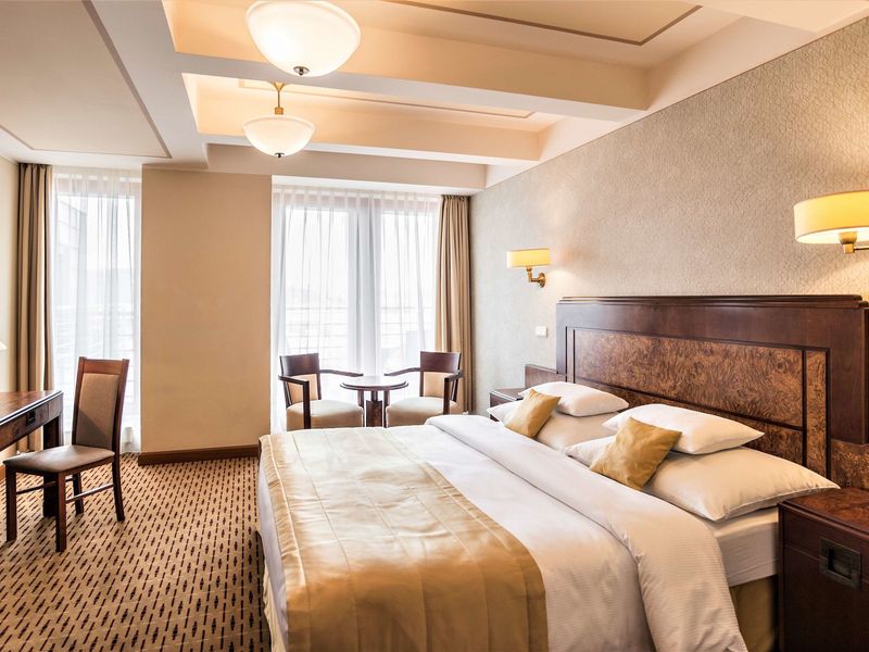 Majestic Plaza 4*