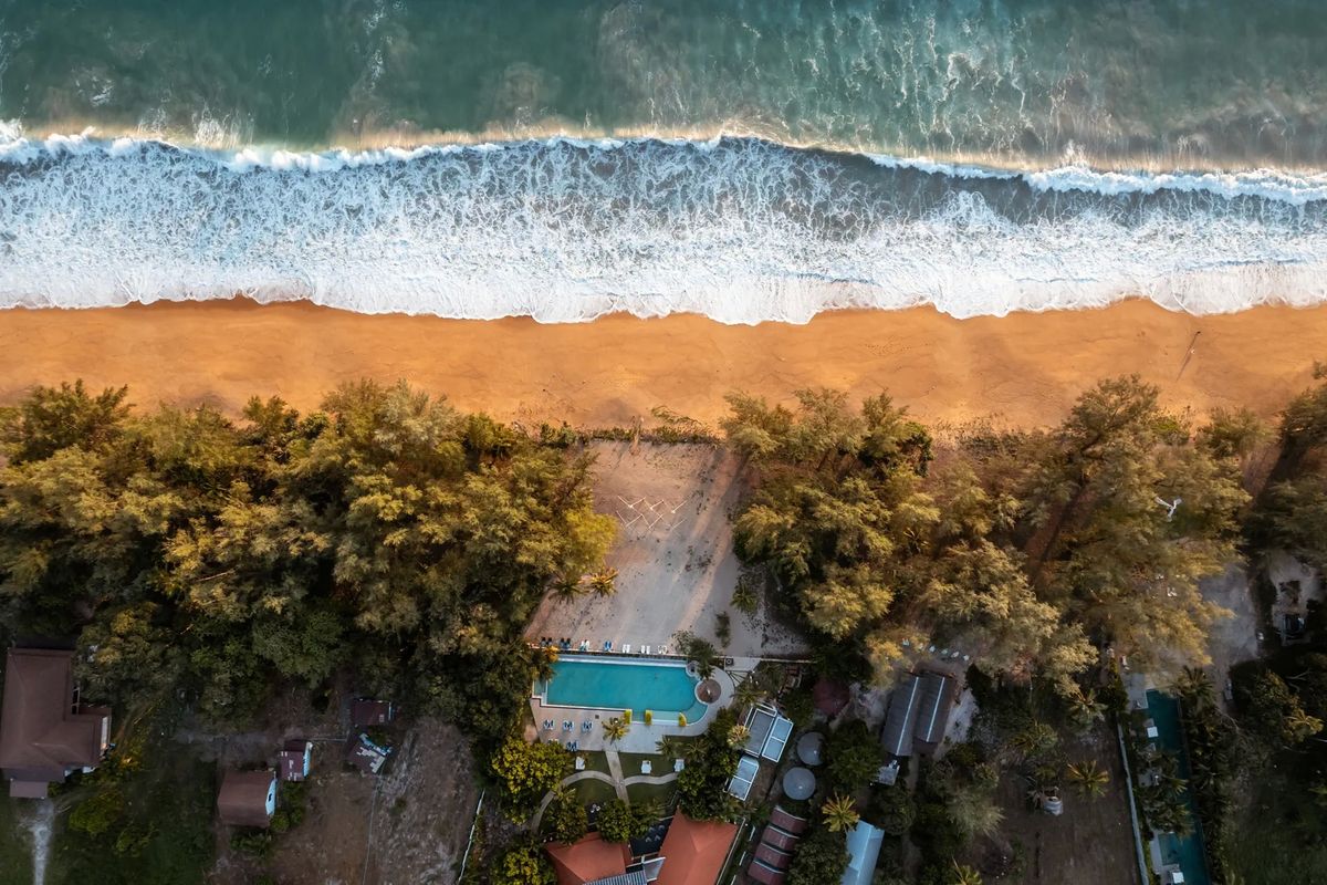 teren hotelu, basen, plaża