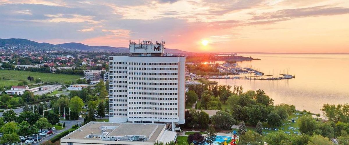 budynek główny, teren hotelu