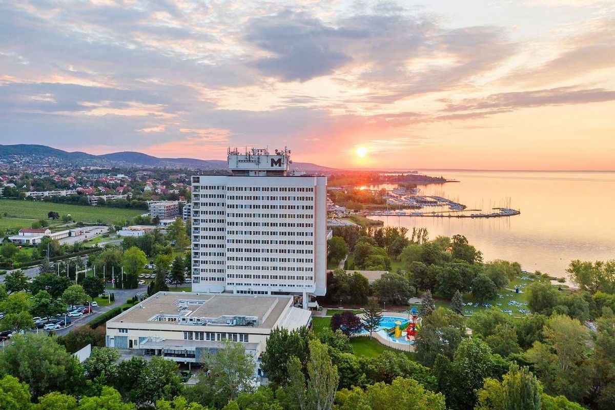 budynek główny, teren hotelu