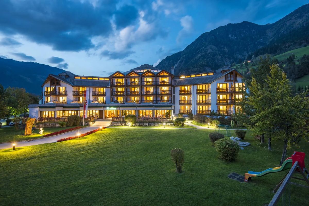 obiekt, budynek główny, teren hotelu