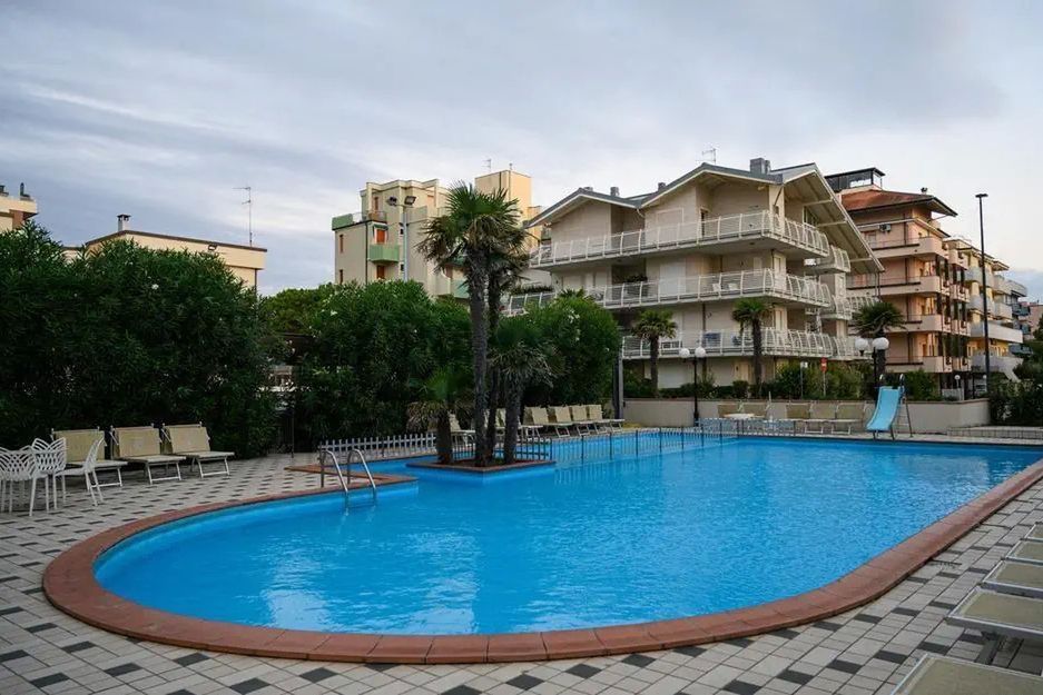 basen, budynek główny