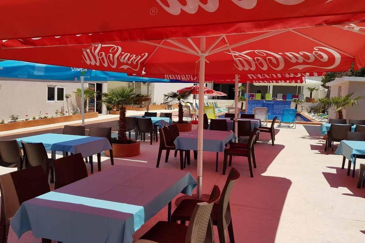 teren hotelu, restauracja, basen