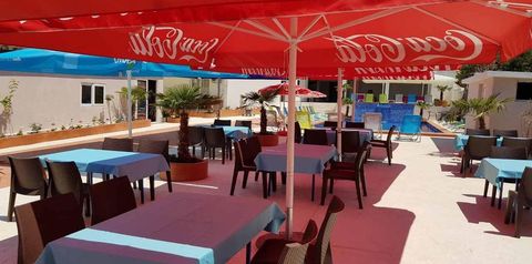 teren hotelu, restauracja, basen