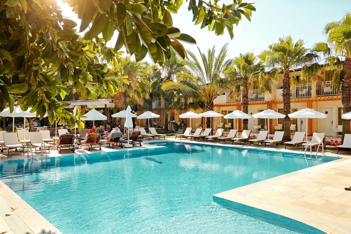 budynek główny, teren hotelu, basen