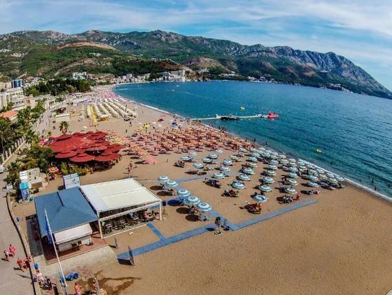 teren hotelu, plaża, góry