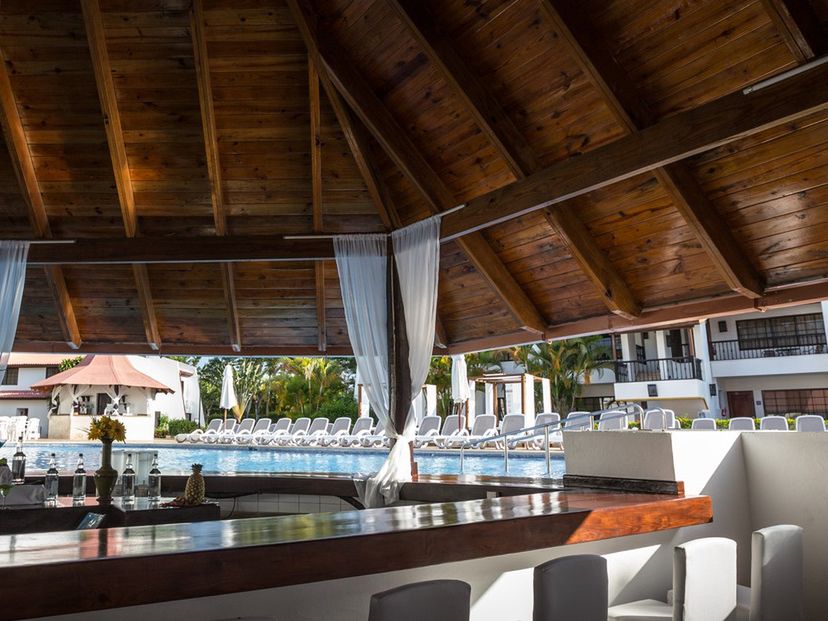 basen, pool bar