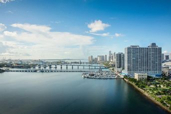 DoubleTree by Hilton Grand Biscayne Bay