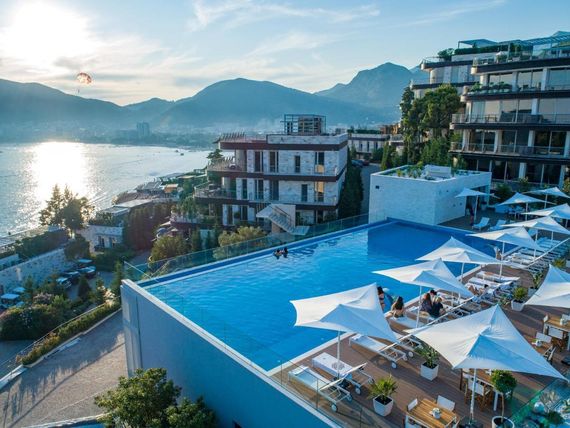 teren hotelu, basen, góry
