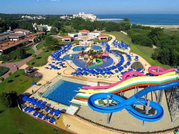 teren hotelu, basen, aquapark, zjeżdżalnia