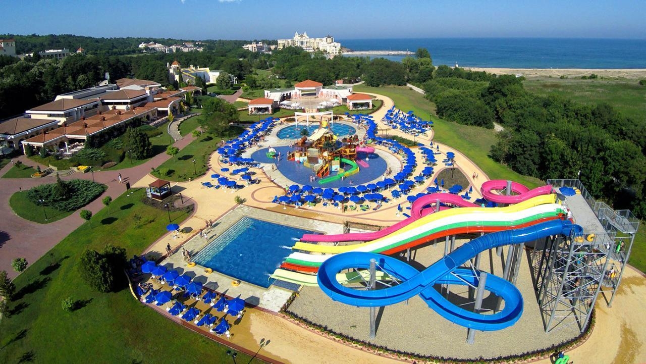 teren hotelu, basen, aquapark, zjeżdżalnia