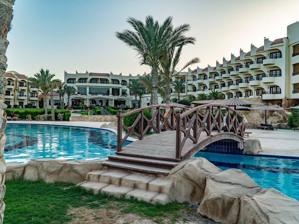 teren hotelu, basen, wakacjepl