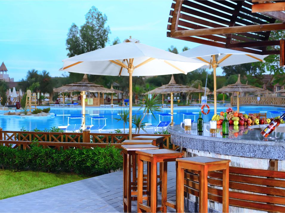 teren hotelu, basen, pool bar