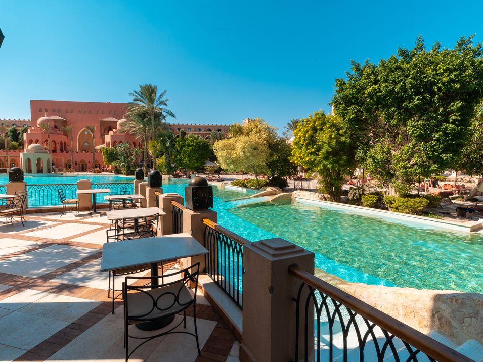 teren hotelu, basen, wakacjepl