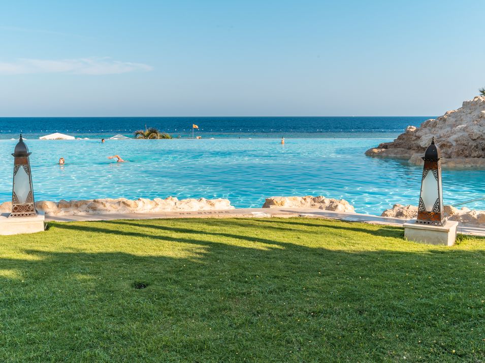teren hotelu, basen, wakacjepl