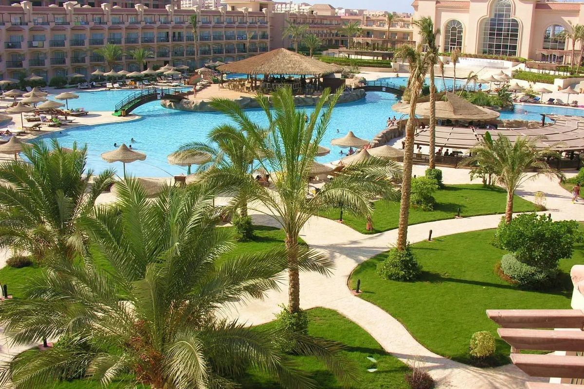 Pyramisa Beach Resort Sahl Hasheesh - teren hotelu