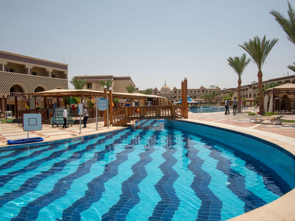 teren hotelu, basen, wakacjepl