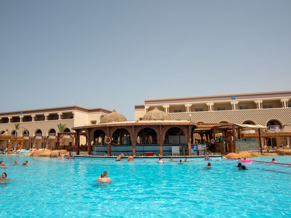 teren hotelu, basen, wakacjepl