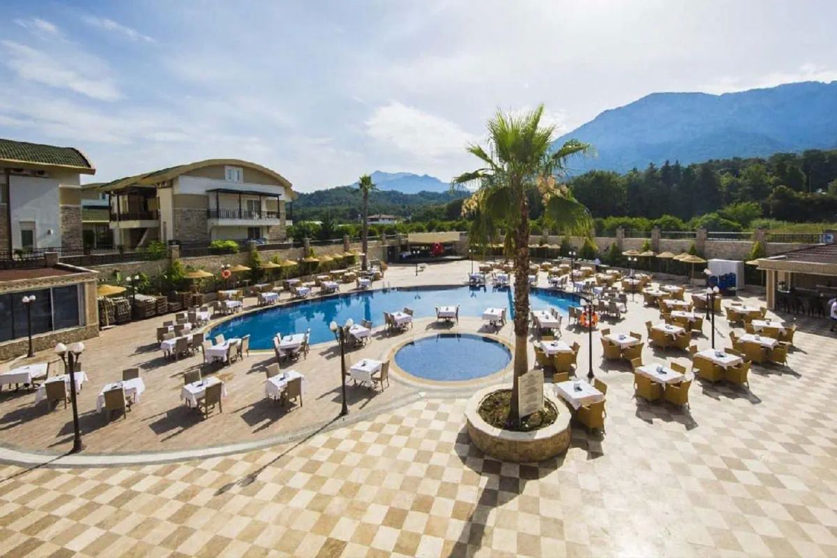 teren hotelu, góry, basen