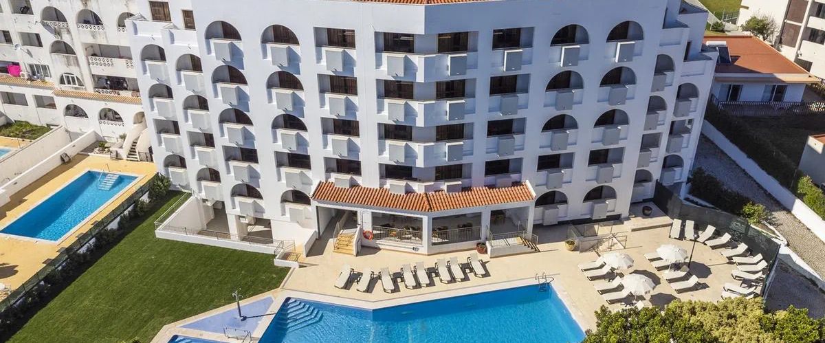 obiekt, teren hotelu, basen