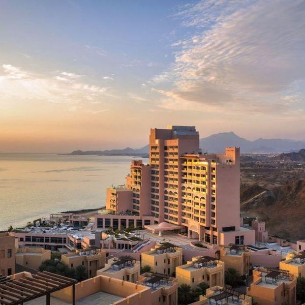 fairmont fujairah beach resort budynek glowny teren hotelu 845248915 600 600