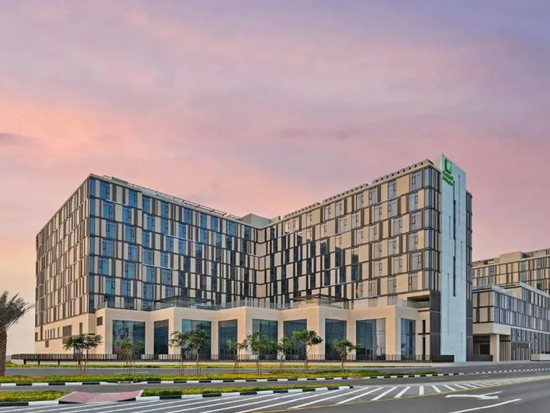 Holiday Inn Dubai Al Maktoum Airport 4*