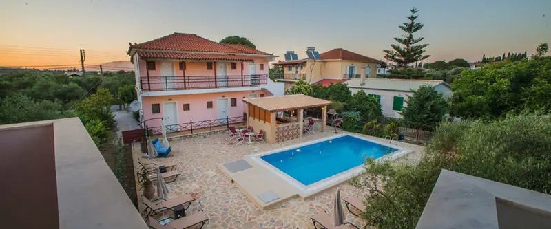 basen, teren hotelu, budynek główny