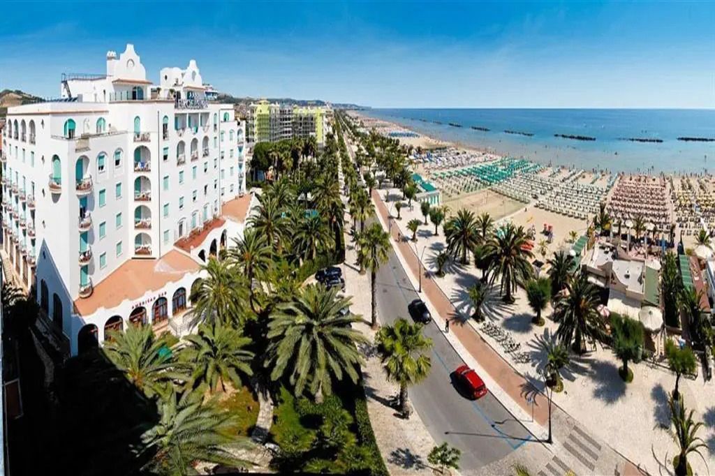 teren hotelu, budynek główny