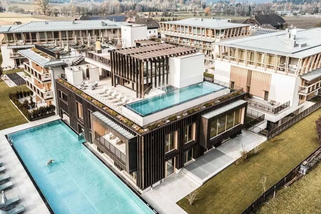 obiekt, teren hotelu, basen