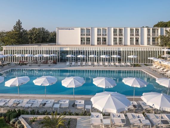 obiekt, teren hotelu, basen