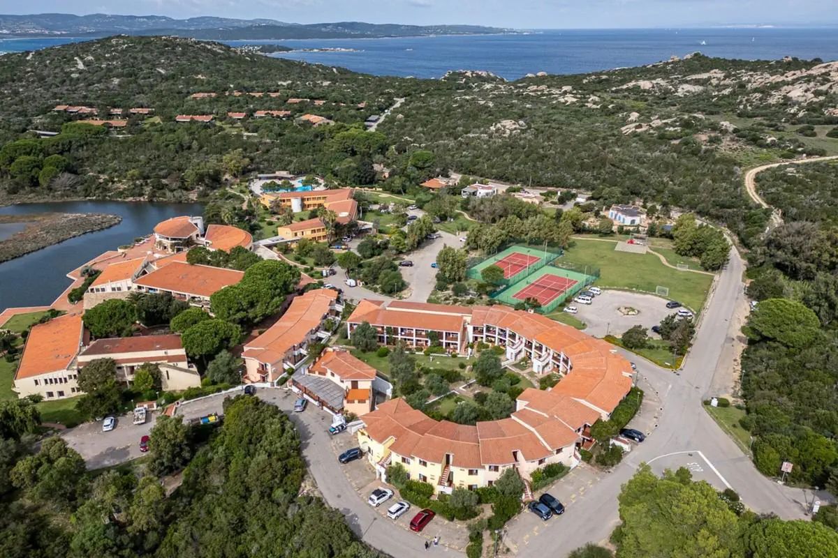 obiekt, teren hotelu, korty tenisowe