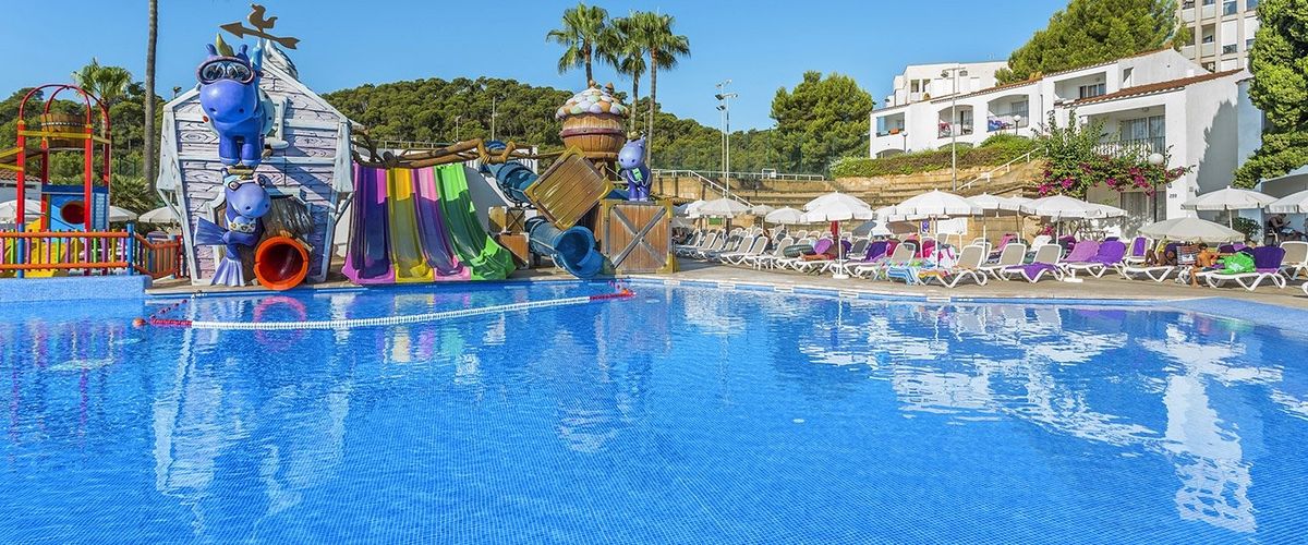 teren hotelu, basen, zjeżdżalnia