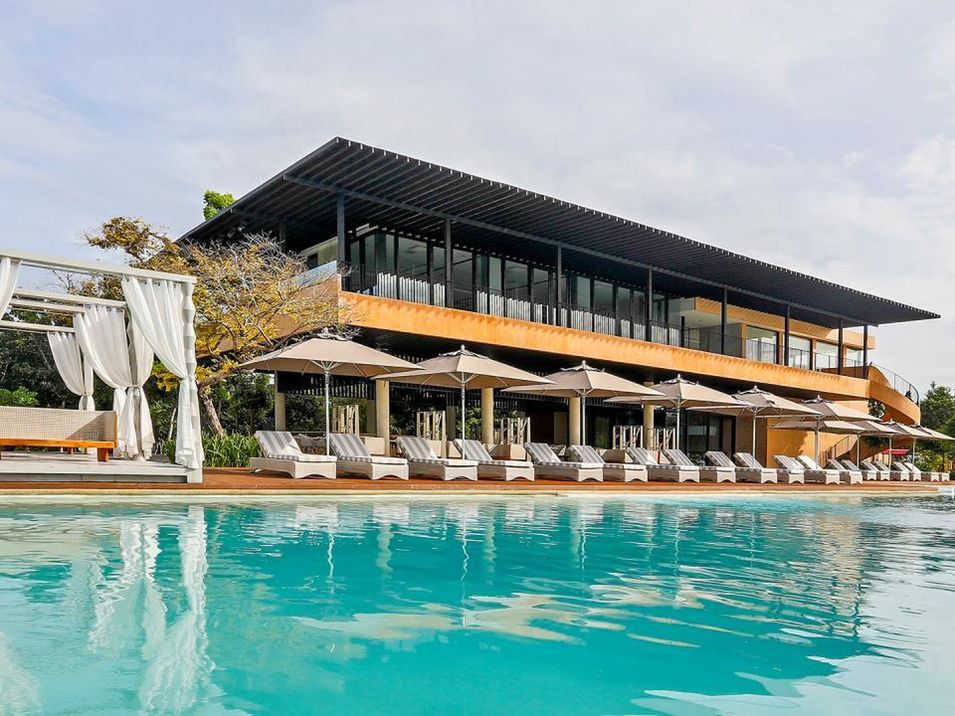 teren hotelu, basen, restauracja