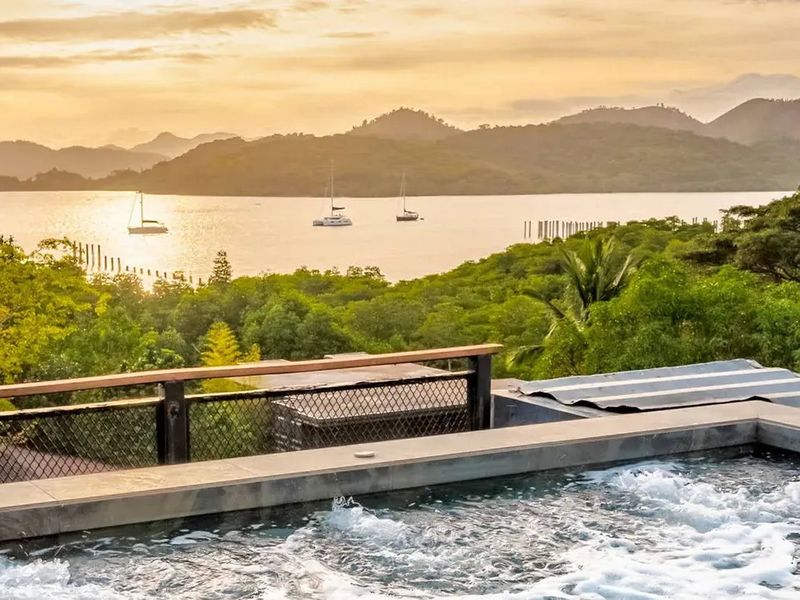 The Funny Lion Coron