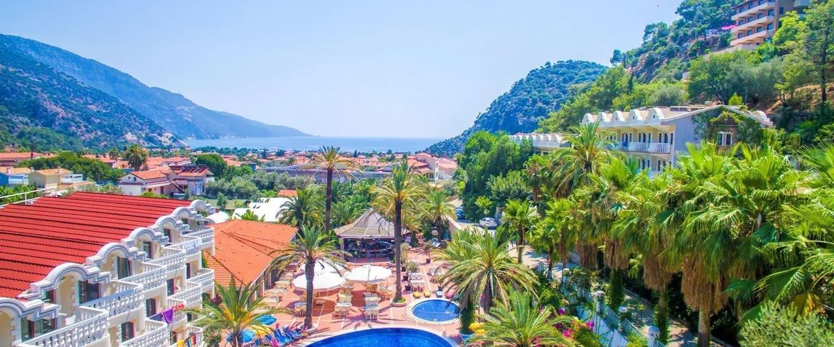 teren hotelu, basen, góry