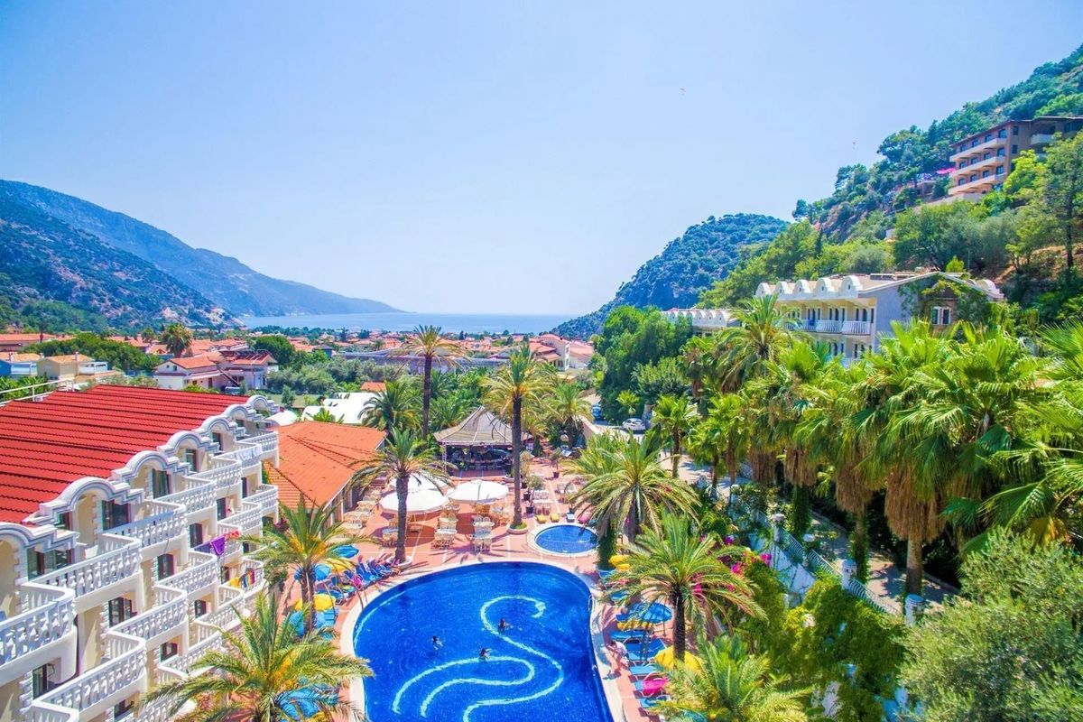teren hotelu, basen, góry