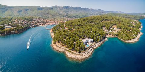 teren hotelu, basen, góry